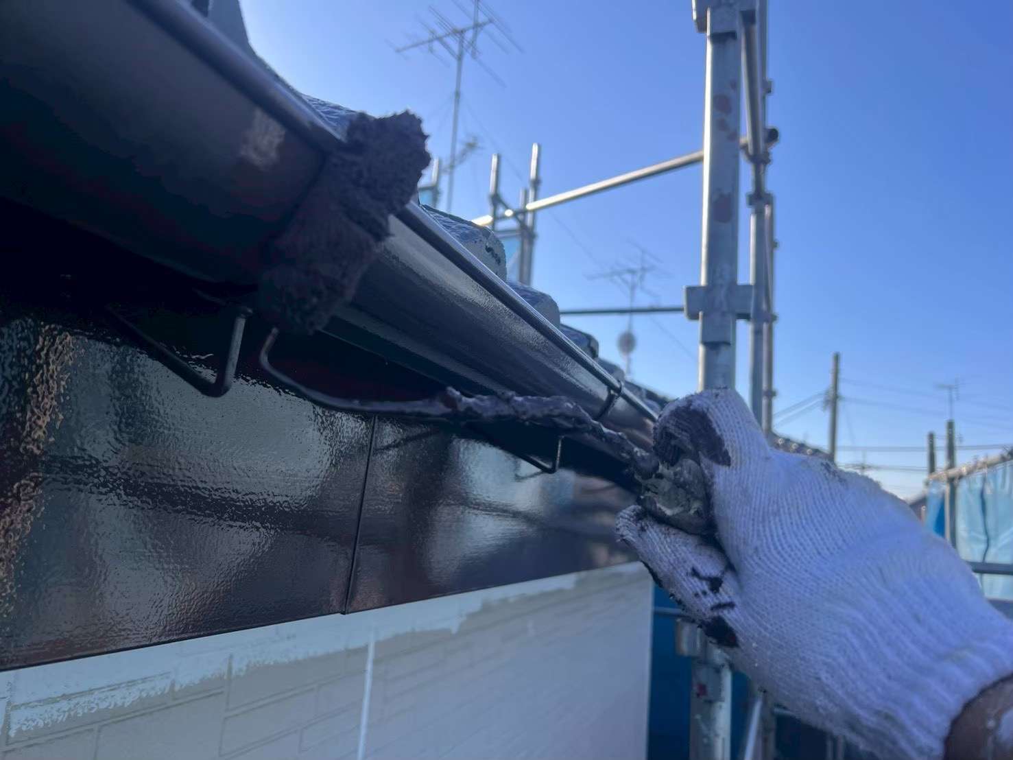 野田市・柏市・流山市の外壁塗装は美装柳屋へ/【作業のご紹介】埼玉県春日部市T様邸・雨樋・破風板塗装作業